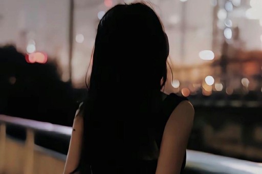 炸裂！司晓迪凌晨甩黑色吊带美照评论区从吃瓜到吐槽吵翻了天